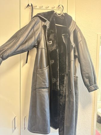Langer Ledermantel mit Faux-Pelzfütterung Gr. 42