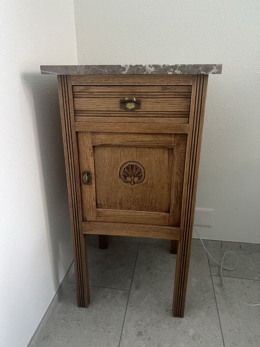 Comodini: Antique bedside table with marble top – Nuovo (secondo la descrizione) da Oberägeri venduto da anv_6z5c