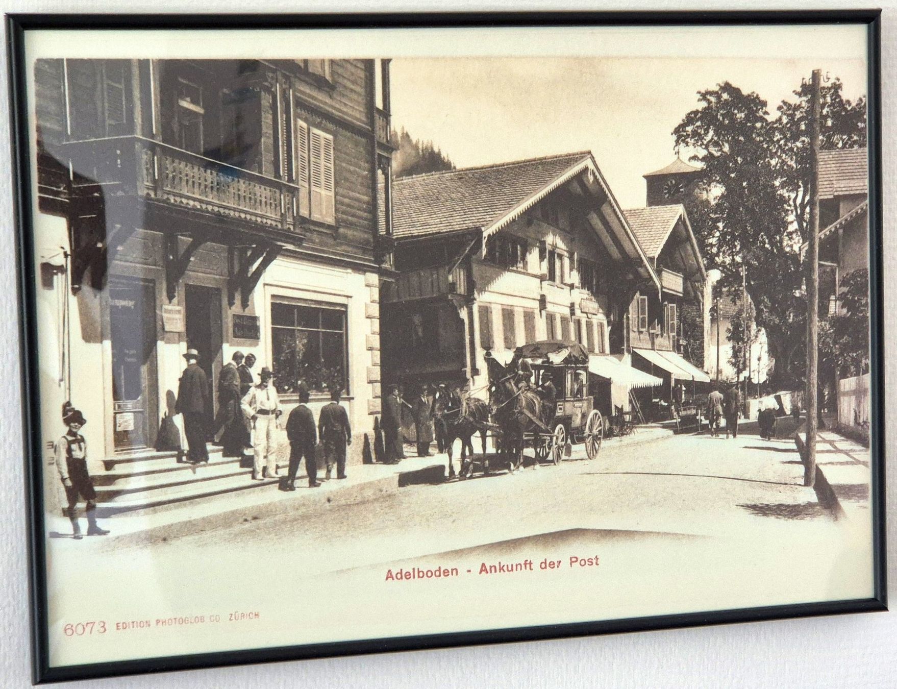 Poster & Bilder: Ankunft der Post. Postbureau, Postkutsche, stark belebt - A4 – Gebraucht aus Fällanden von Blausegelfliege 2
