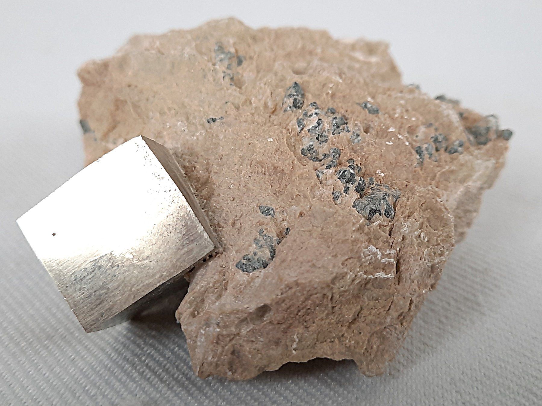 Minerali & Pietre curative: 3 Pyrit -Würfeln auf Matrix – Usato da Beinwil am See venduto da Restwert_Beinwil 3