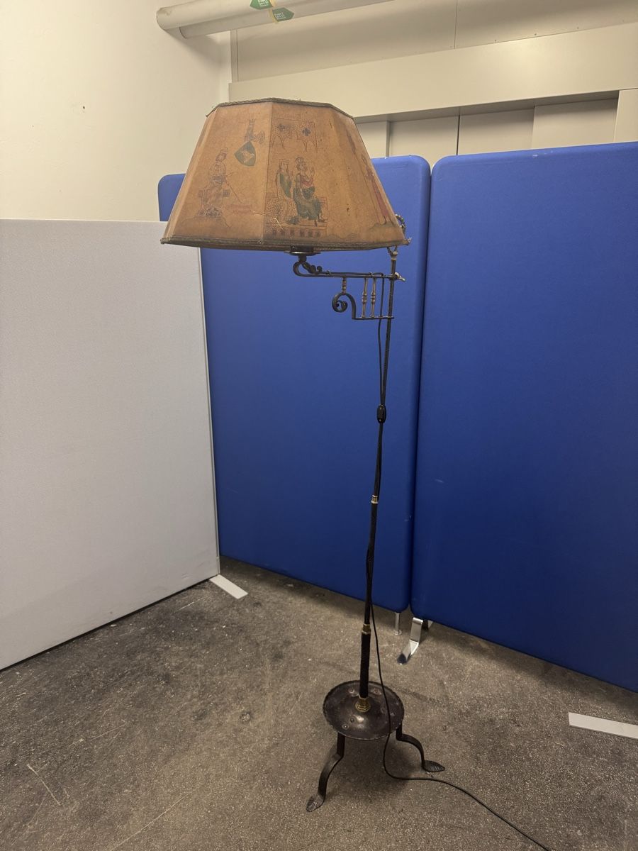 Lampade: Antike Stehlampe, Eisen m. mittelalterlichem Pergamentschirm – Usato da Bern venduto da samryan
