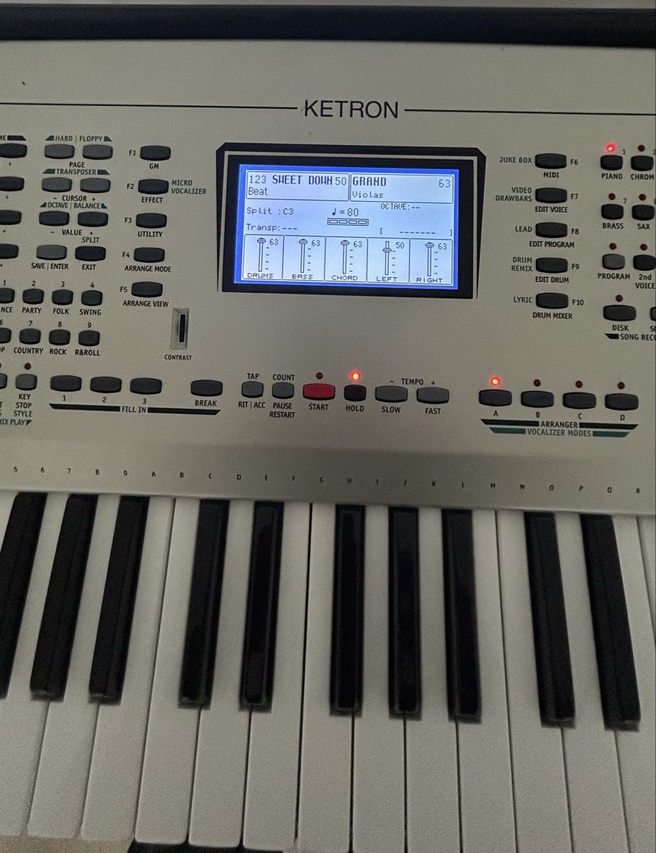 Ketron Strumenti musicali: KETRON XD9 , Ständer und Transporttasche – Usato da granges paccot venduto da RMBS 4