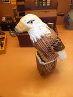 Holzskulptur Adler auf Baumstamm handgeschnitzt Deko