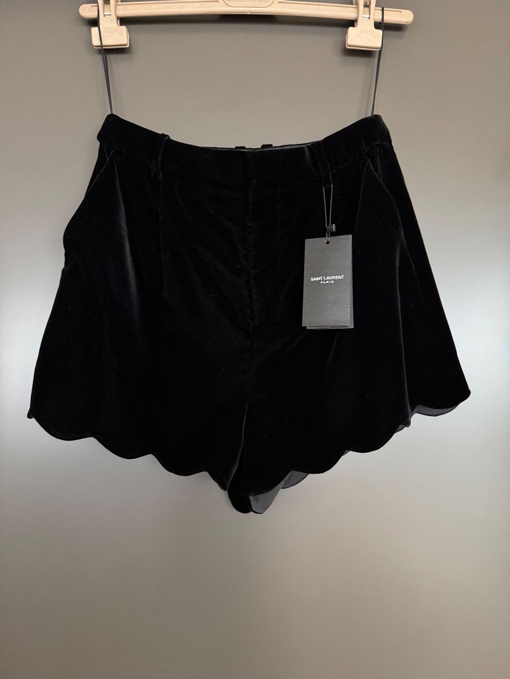 Saint Laurent Hosen: Saint Laurent Shorts Samt Gr. 34-36 – Neu und originalverpackt aus Herrliberg von Fashionista_8