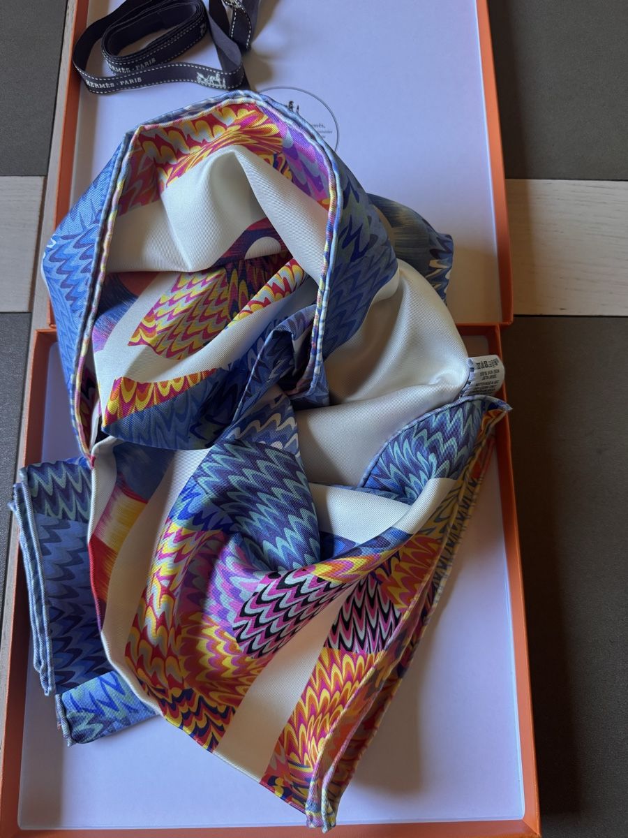 Hermès Foulard & Sciarpe: Hermès Marble 90 neuf, Robe du Soir  – Nuovo e nell'imballaggio originale da Genève venduto da Allisgood 3