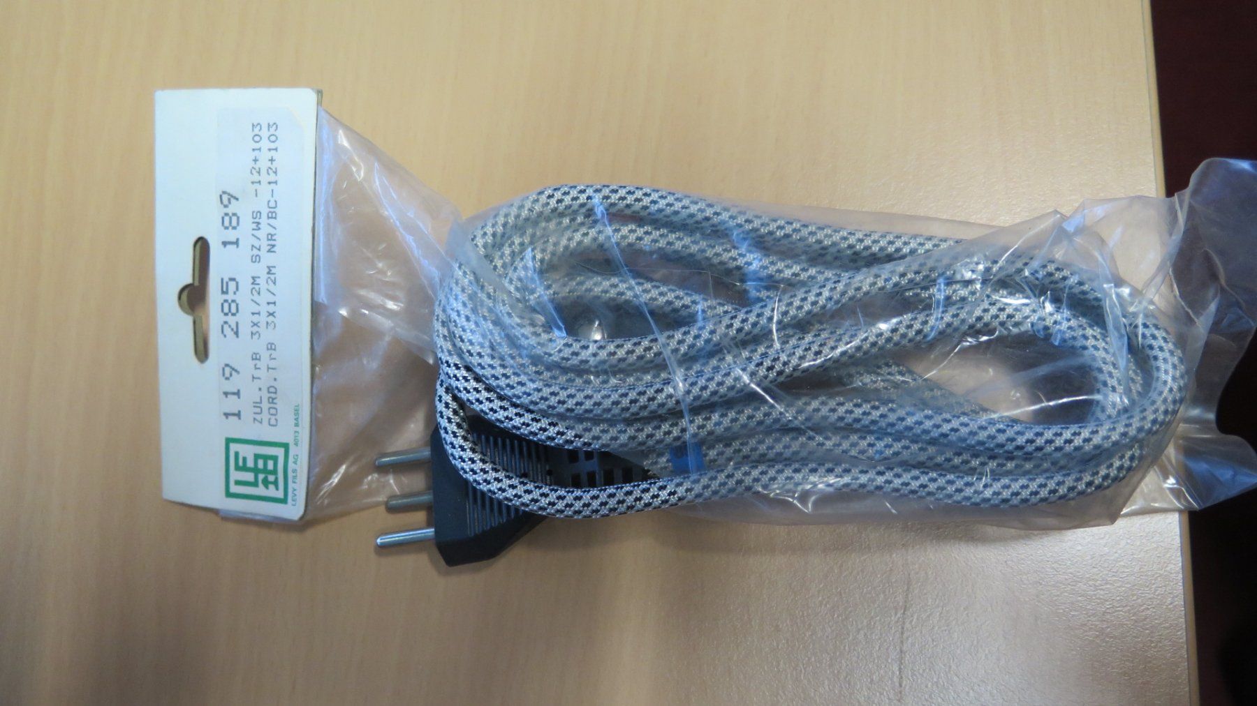 Cavi: Gerätekabel mit Stecker 3x 1mm2 Länge 2.00m – Nuovo e nell'imballaggio originale da Eiken venduto da HSE44