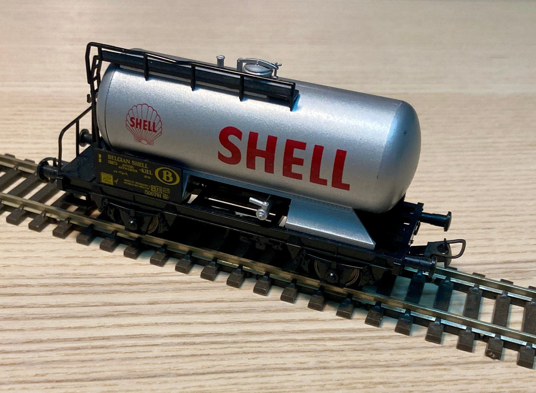 Liliput Modellini di ferrovie: Liliput H0 SNCB Kesselwagen "SHELL" Silber DC – Usato da Saas-Grund venduto da GarageSaleToday