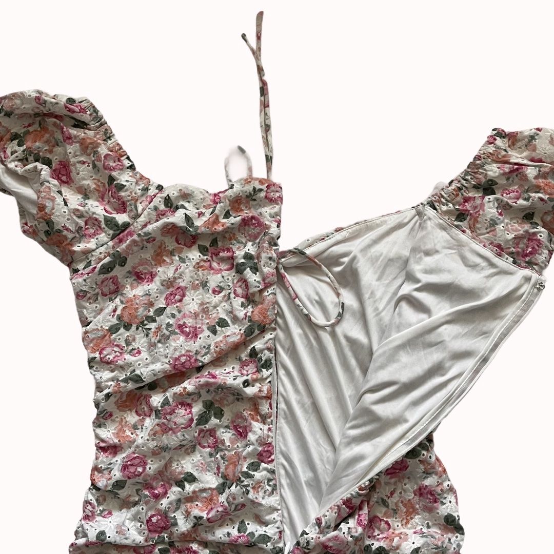 Guess Vestiti: ROBE EN DENTELLE À FLEURS GUESS – Usato da Cortaillod venduto da Leane.g 2