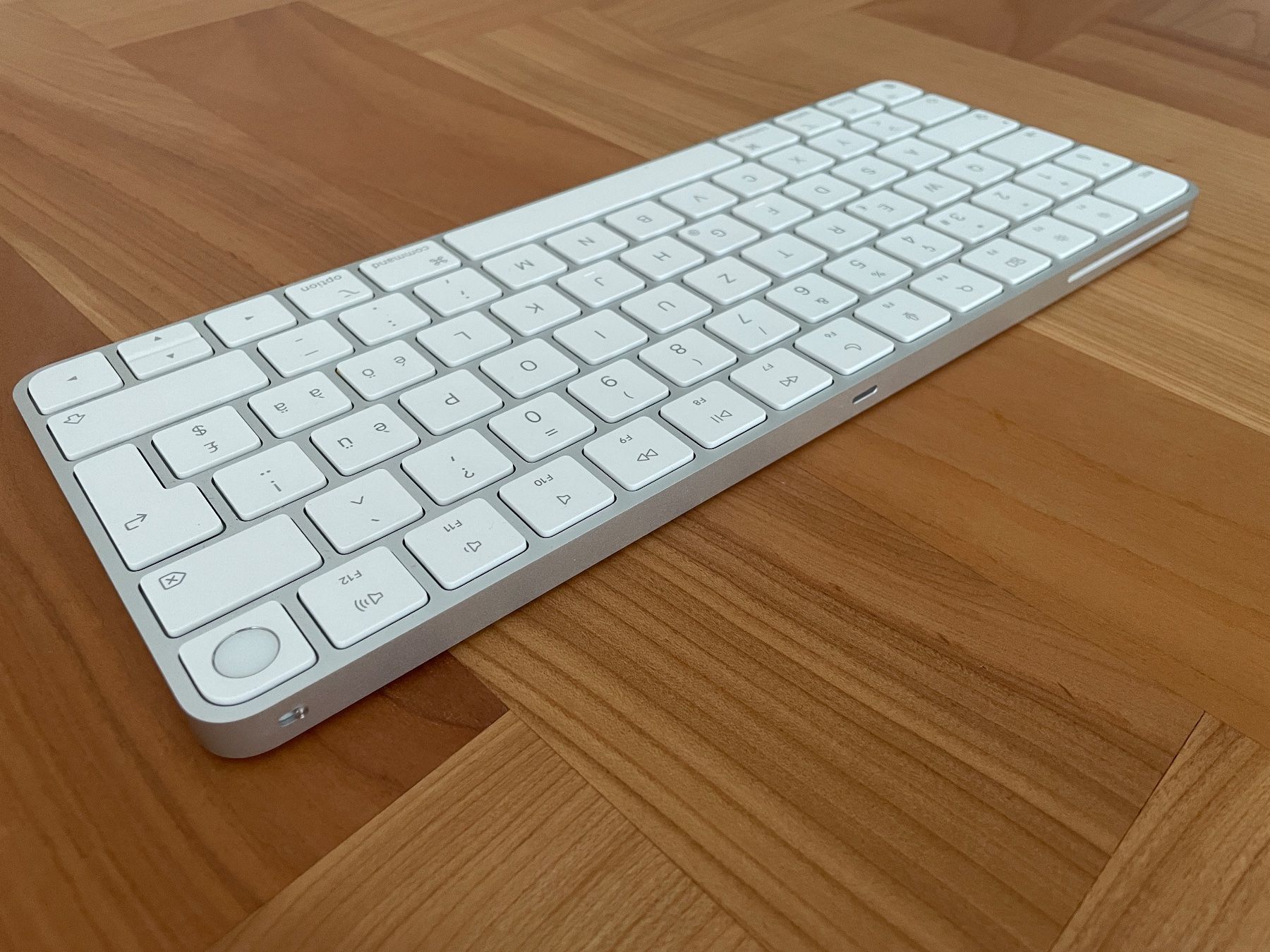 Apple Tastaturen: Apple Magic Keyboard mit Touch ID CH-Layout – Gebraucht aus Zürich von  1