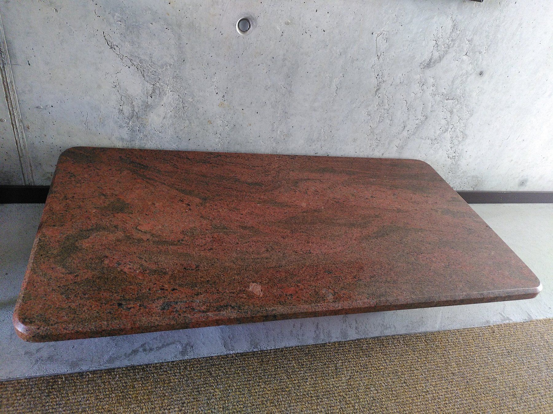 Piatti di portata: Granit Tischplatte rot-braun gemustert, abgerundete Ecken... – Usato da Bern venduto da HausFelsenau