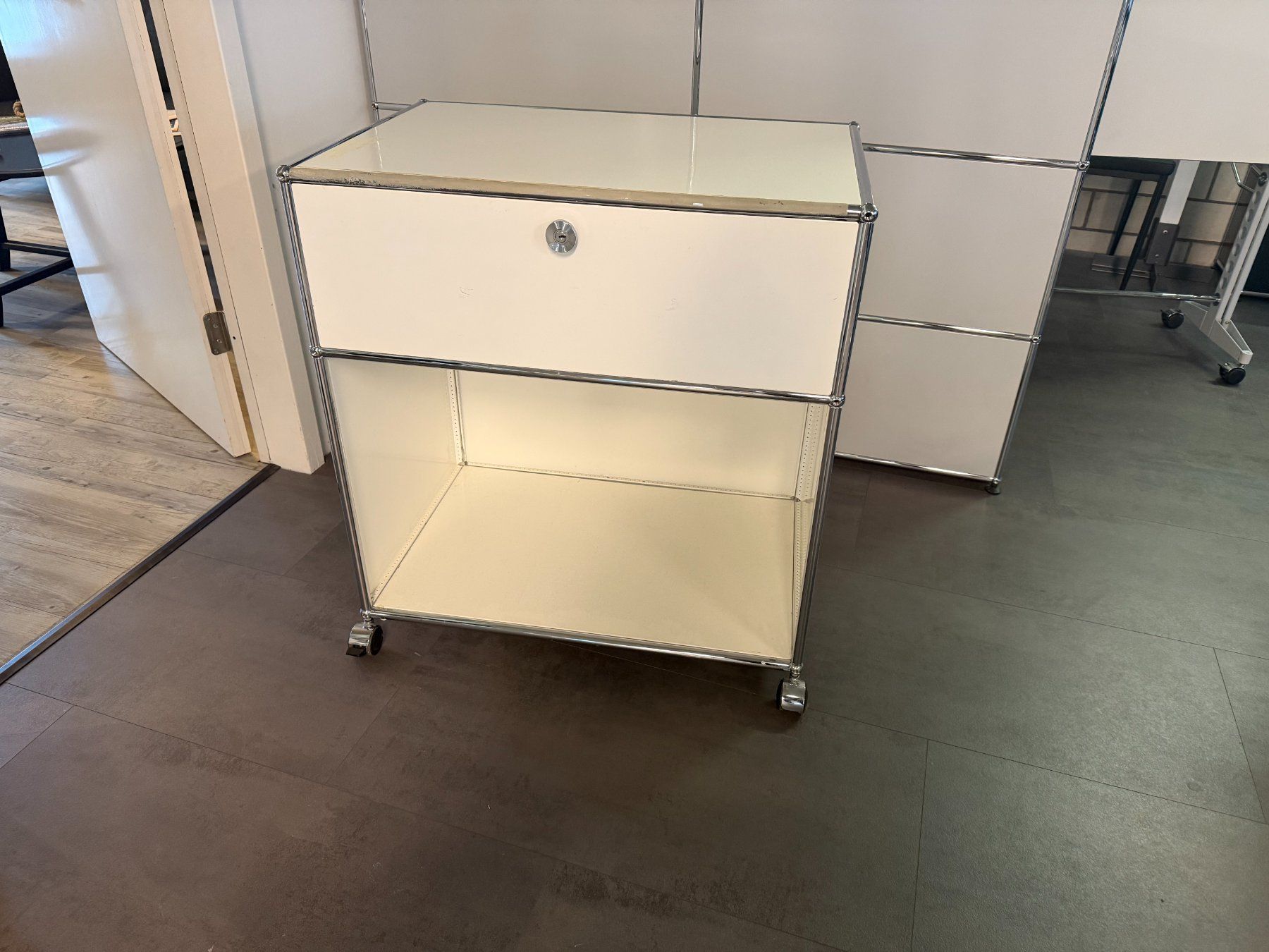 USM Banconi: USM Haller Rollcontainer reinweiss breit – Usato da Ermatingen venduto da csc_7g5v