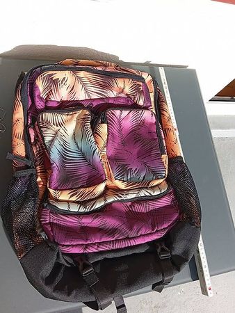 Neuwertiger Rucksack mit vielen Fächern 