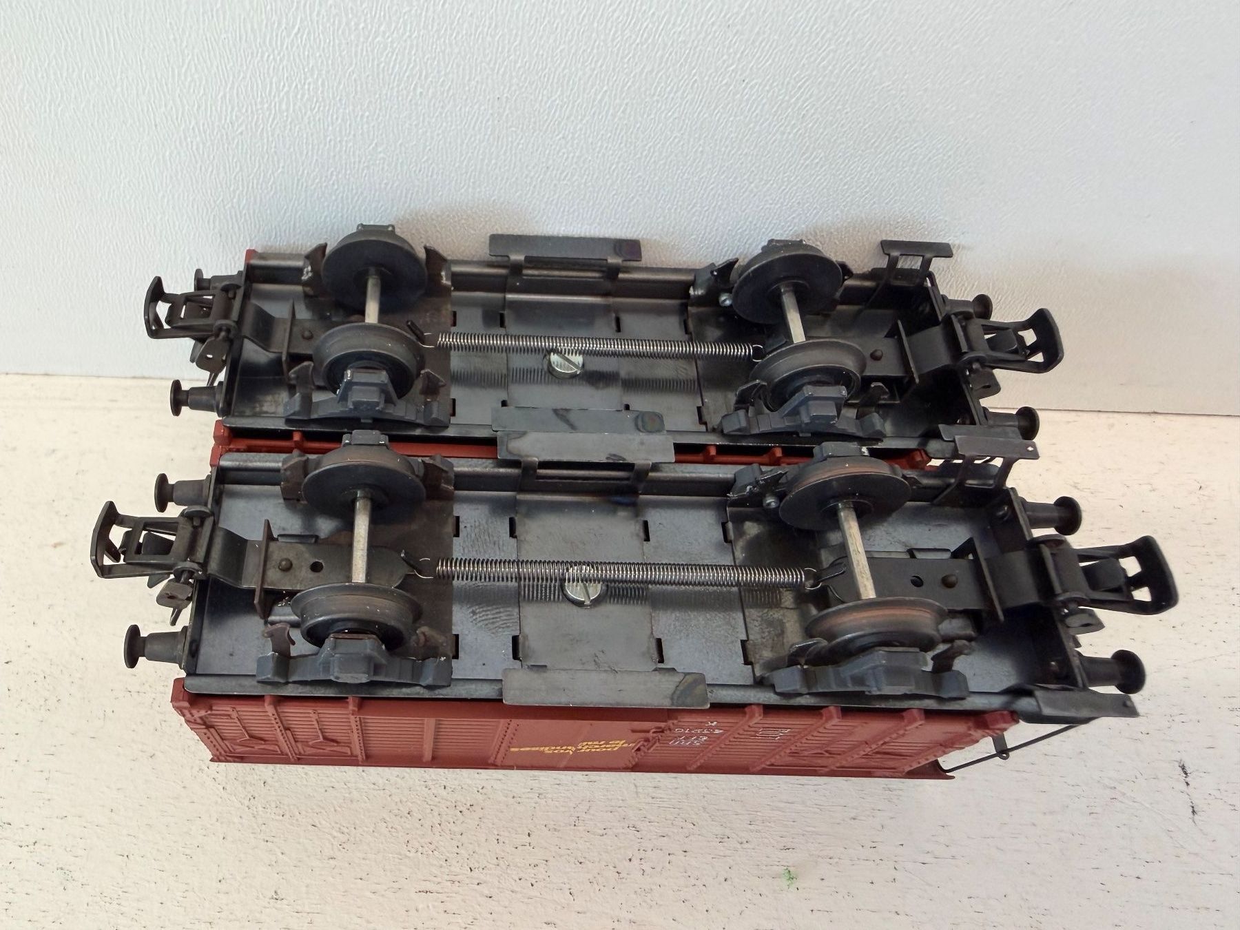 Hag Modelleisenbahnen: 2er Set gedeckte Güterwagen HAG 300 + 305 – Gebraucht aus Büsserach von ModellbahnDepot 6