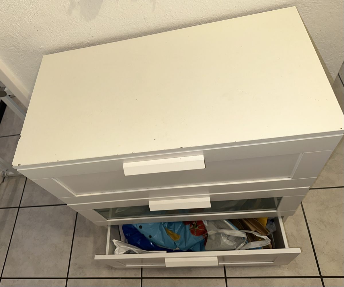 Cassettiere: Weisse Kommode mit drei Schubladen – Usato da Winterthur venduto da .corina.00. 1