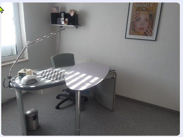 Tavoli: Nageltisch mit integrierter Absaug- und Feinstaubfilterung – Usato da Widnau venduto da Max40 2