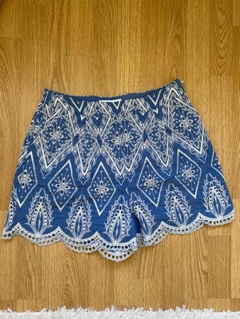 Shorts mit hohem Bund und Stickerei (M)