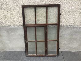 Uraltes Holzfenster mit Eisenbeschlägen für Bilder Fotos