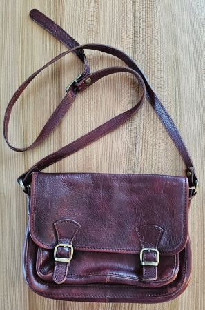 Ledertasche im dezenten rot