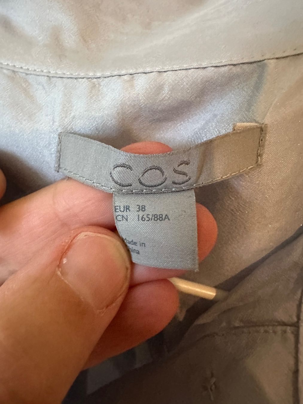 Cos Camicette: COS Bluse aus 100% Seide – Hellblau, Gr. 38 – Usato da Zürich venduto da ninayntema 1