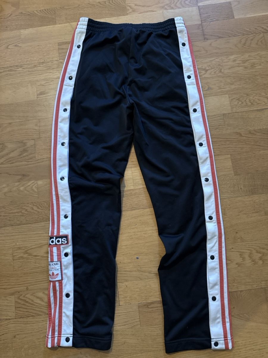 Adidas Hosen: Adidas Trainerhose S – Gebraucht aus Rheinfelden von mas_5c27