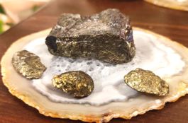 CuFeS2 CHALKOPYRIT MINERAL,ENTHÄLT GOLD, SILBER, KUPFER 95G