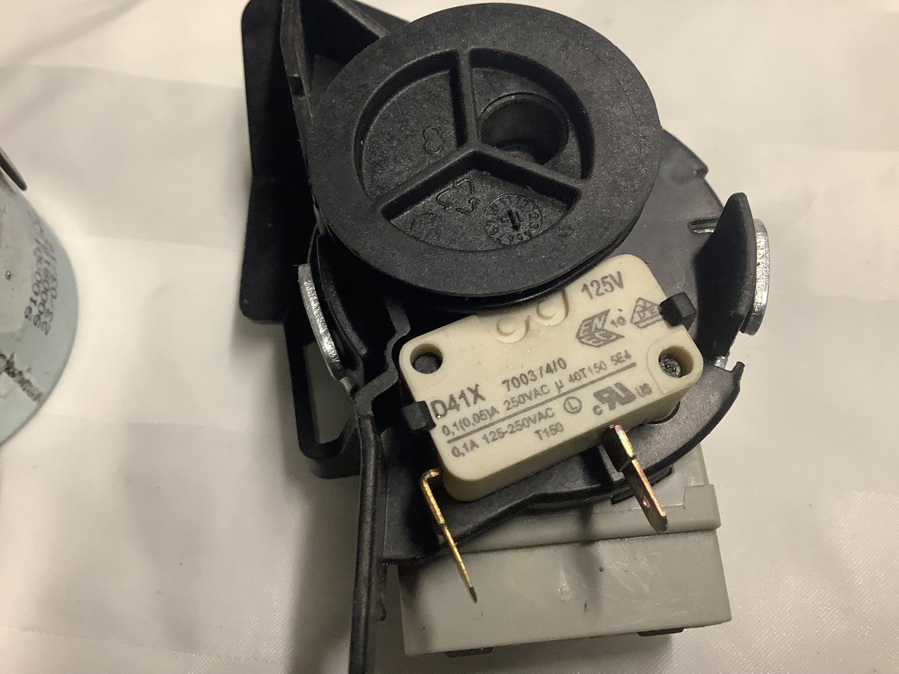 Moteurs: ELEKTROMOTOR MIT MIKRO SCHALTER – D'occasion à Glarus par Mdelphi 3