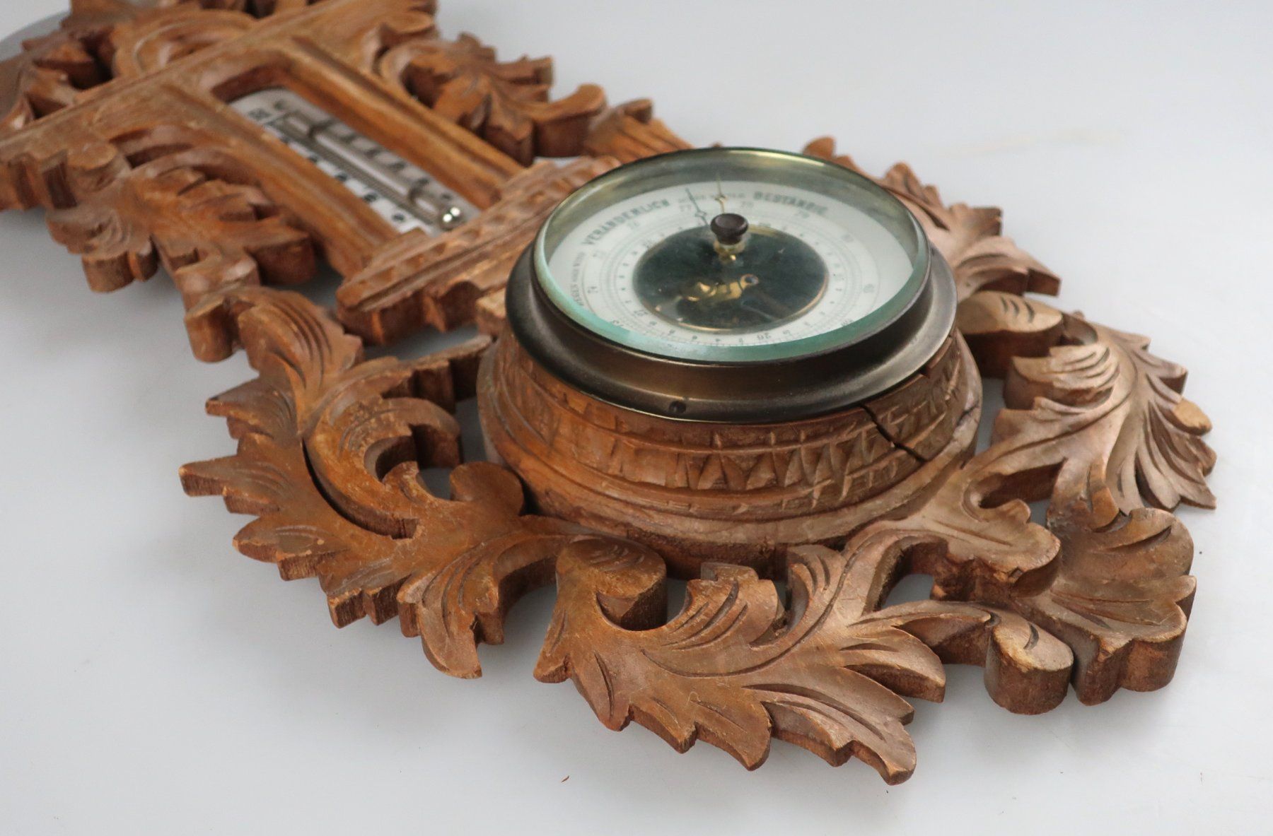 Altri elettrodomestici e apparecchi d’epoca: Wandbarometer mit Thermometer, Holz geschnitzt, gebraucht – Usato da Volketswil venduto da brockipfannenstil 1