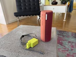 UE Boom 2 mit Ladekabel