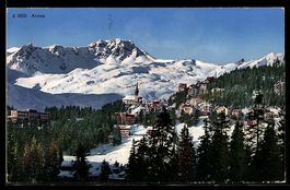 AK Arosa, Ort mit Kirche, Wald und verschneiten Bergen