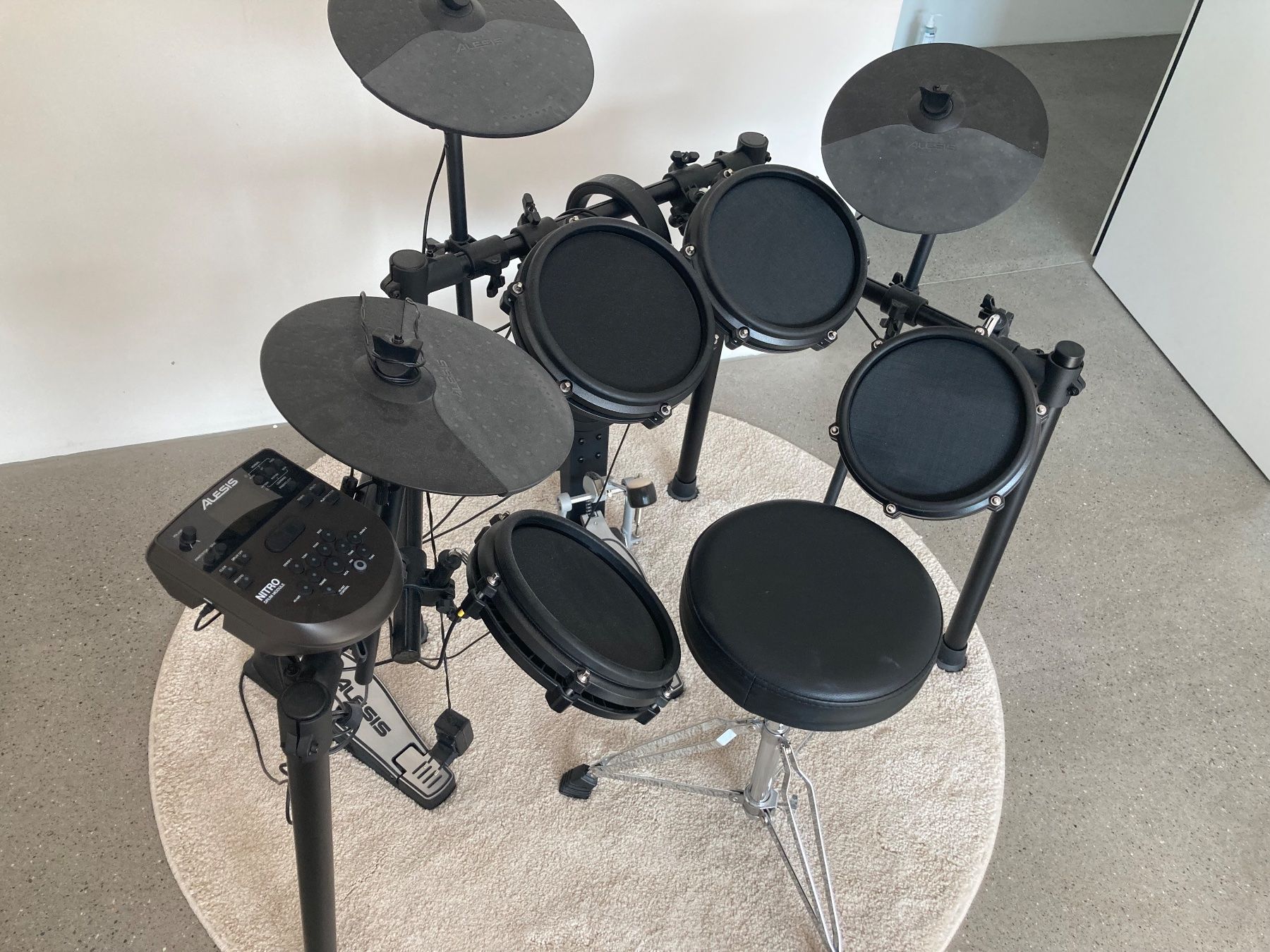 Alesis Instruments de musique: Alesis Nitro Mesh E-Drum Set mit Hocker etc / guter Zustand – D'occasion à Neuenkirch par Dondoca 1