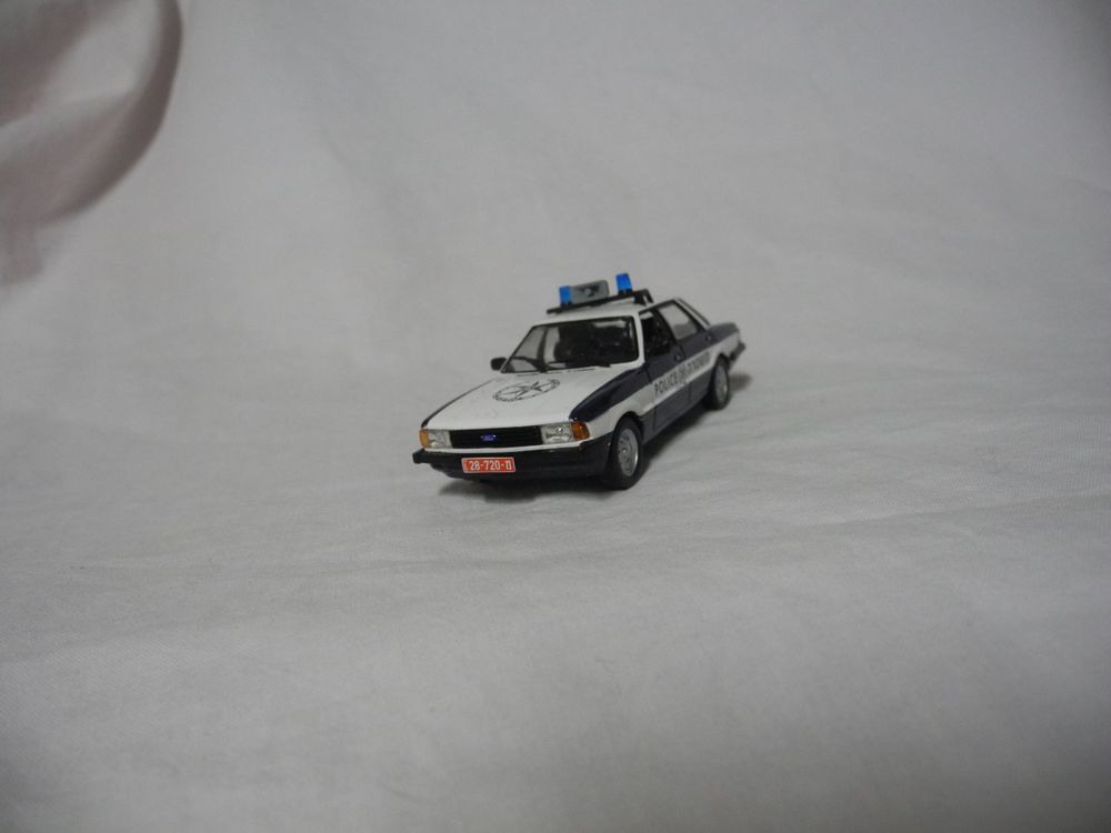 1/43 Scale Pre-Built Atlas Ford Cortina Mk1 British Police Car Diecast Model - Ready To Display Collectible