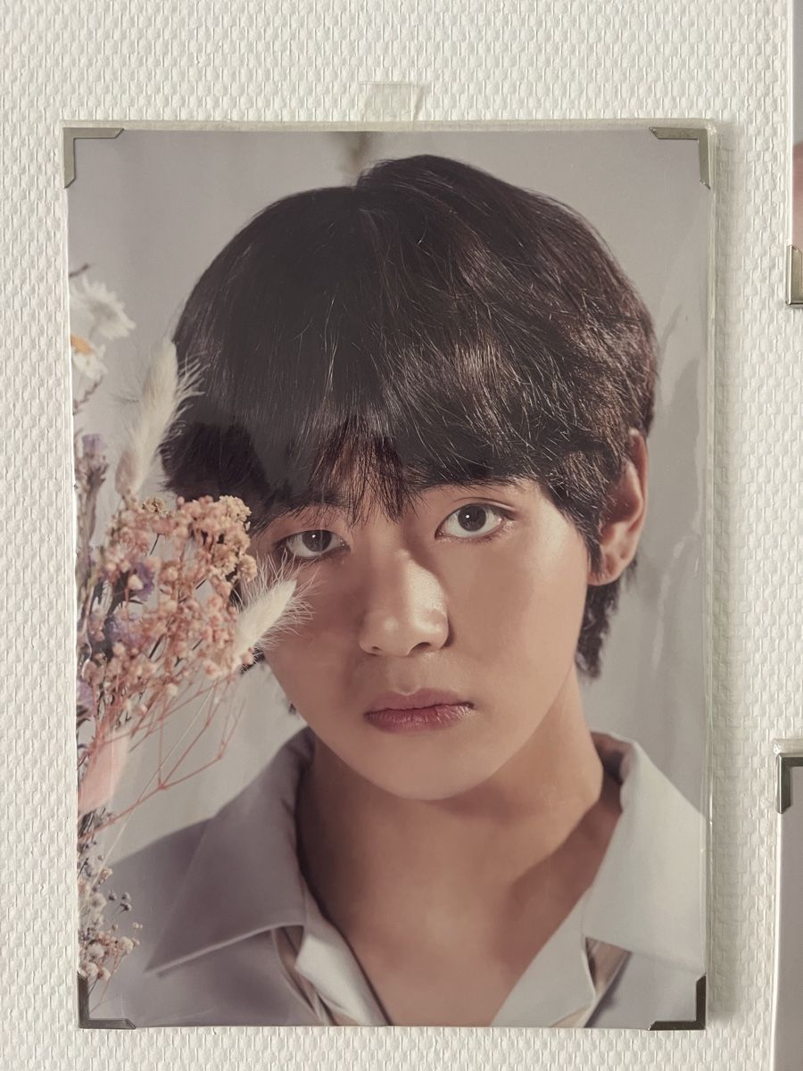 Carte collezionabili: BTS V Premium Photo – Nuovo e nell'imballaggio originale da Adliswil venduto da har_d78g