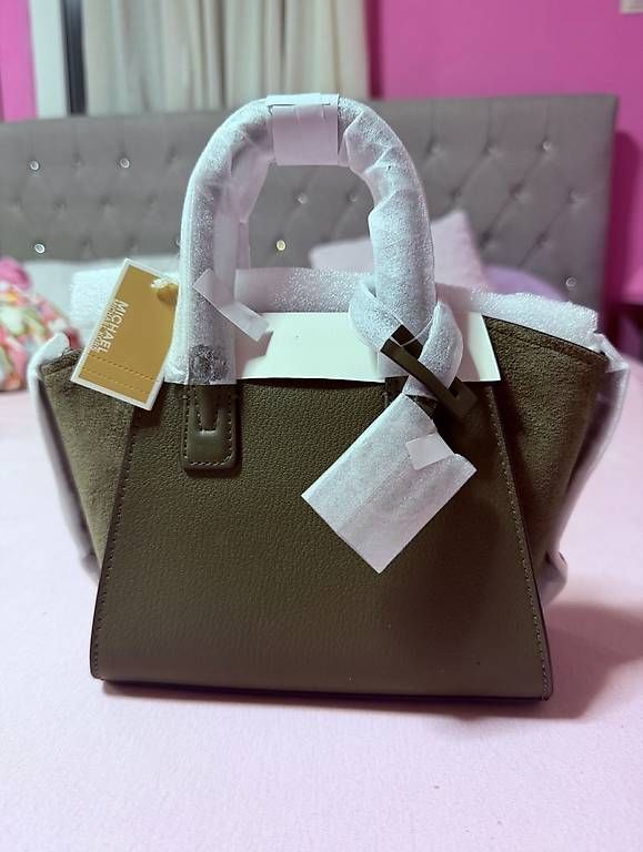 Sacs femmes: Michael Kors Tasche – Neuf avec emballage d'origine à Wil SG par Annaleiin1420