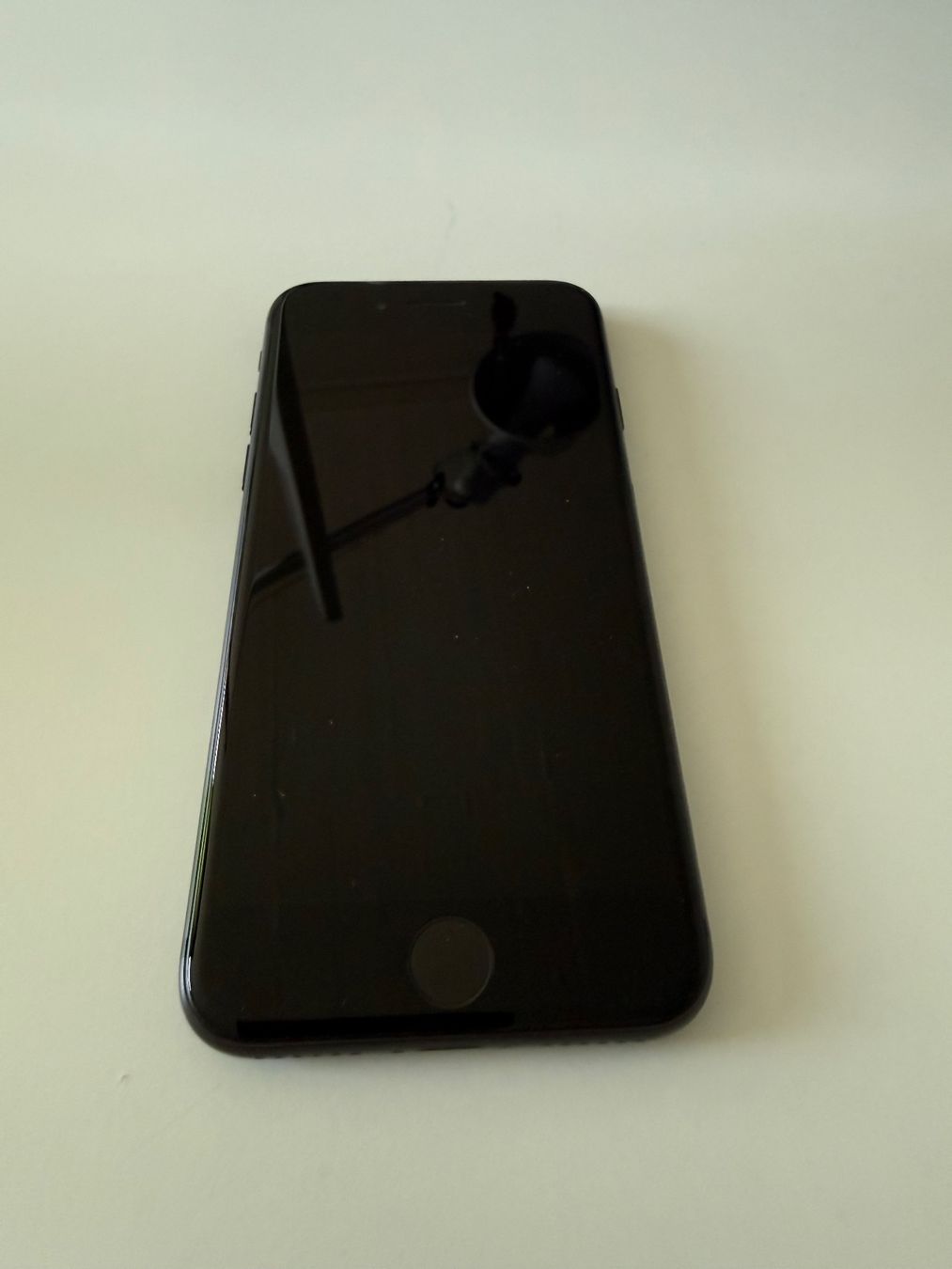 Apple Telefoni cellulari / Smartphones: iPhone 8 schwarz 64GB guter Zustand – Usato da Gachnang venduto da Recto118