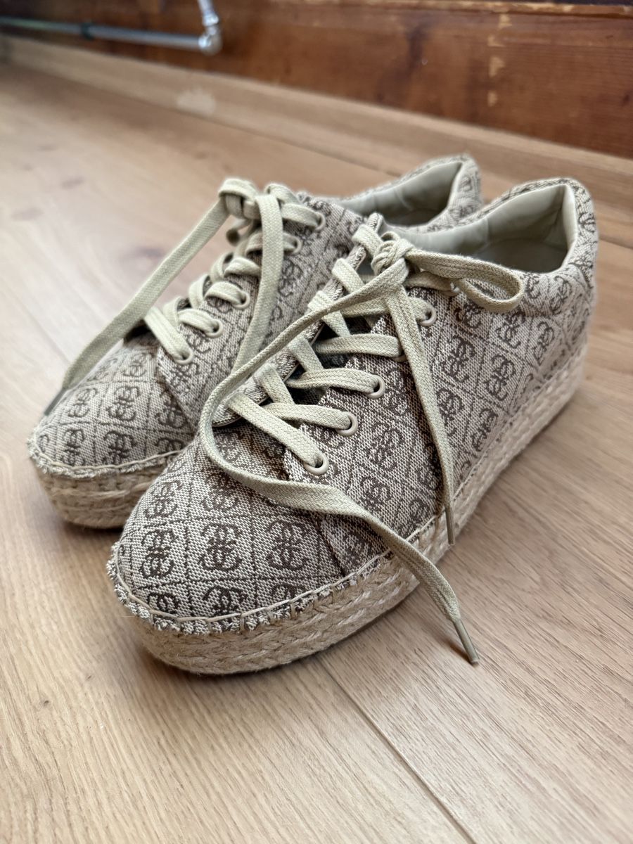 Guess Chaussures femmes: GUESS chaussures t39 – D'occasion à La Sagne VD par jeliquidetout 1