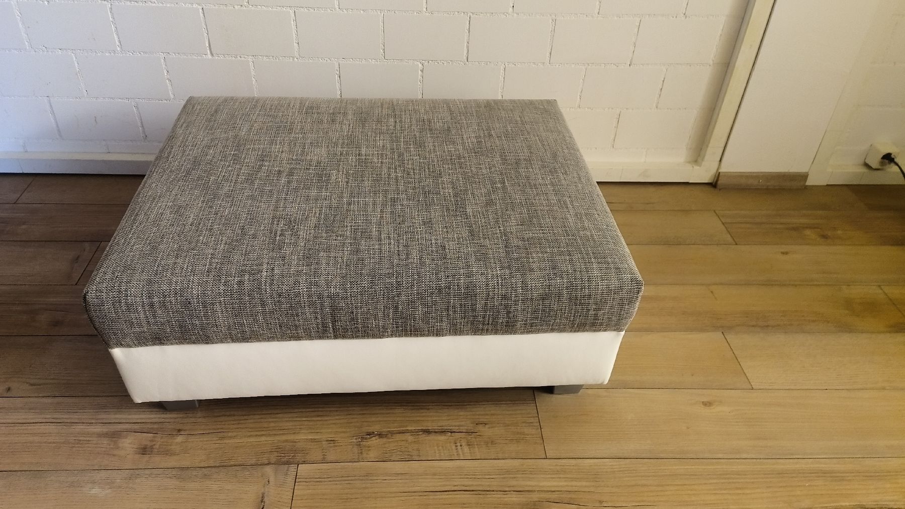 Hocker: Hocker Weiss-Grau Kunstleder - Stoff – Neu (gemäss Beschreibung) aus Sevelen von Stopglobal.