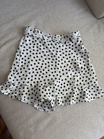Zara Shorts gepunktet mit Rüschen Grösse XS