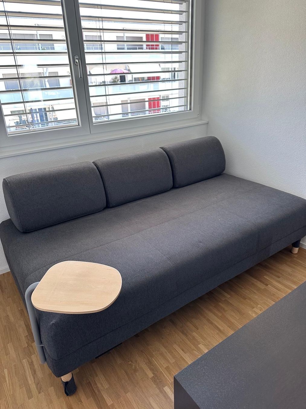 Sofas: Couchbett und Tisch – D'occasion à Düdingen par bkw_6my6 1