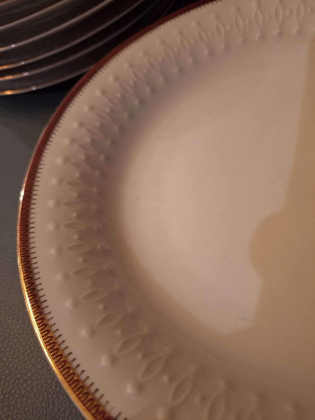 Set di piatti: 8 Teller weiss mit gold, rotem Rand – Usato da Regensdorf venduto da Schmim 1