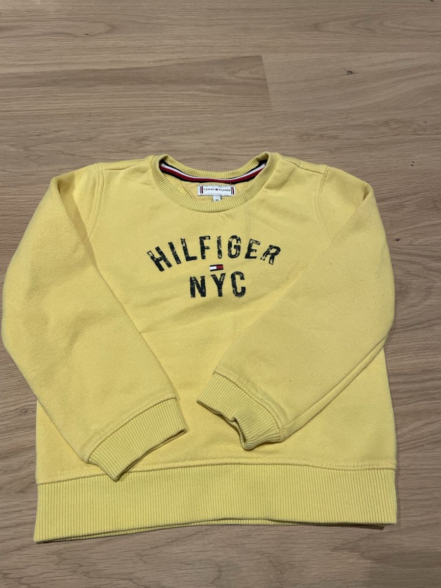 Tommy Hilfiger Maglioni & Felpe: Sweatshirt Tommy Hilfiger, Gr. 98, gelb – Usato da Trüllikon venduto da 3PFA