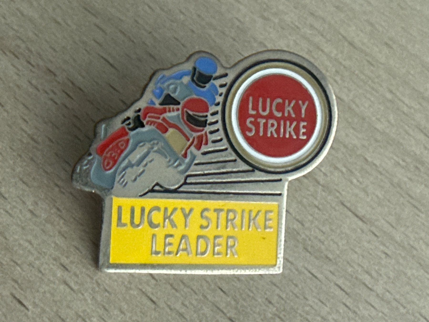 Plaketten & Abzeichen: Pin Lucky Strike Leader – Gebraucht aus Glattbrugg von Schweigmatt
