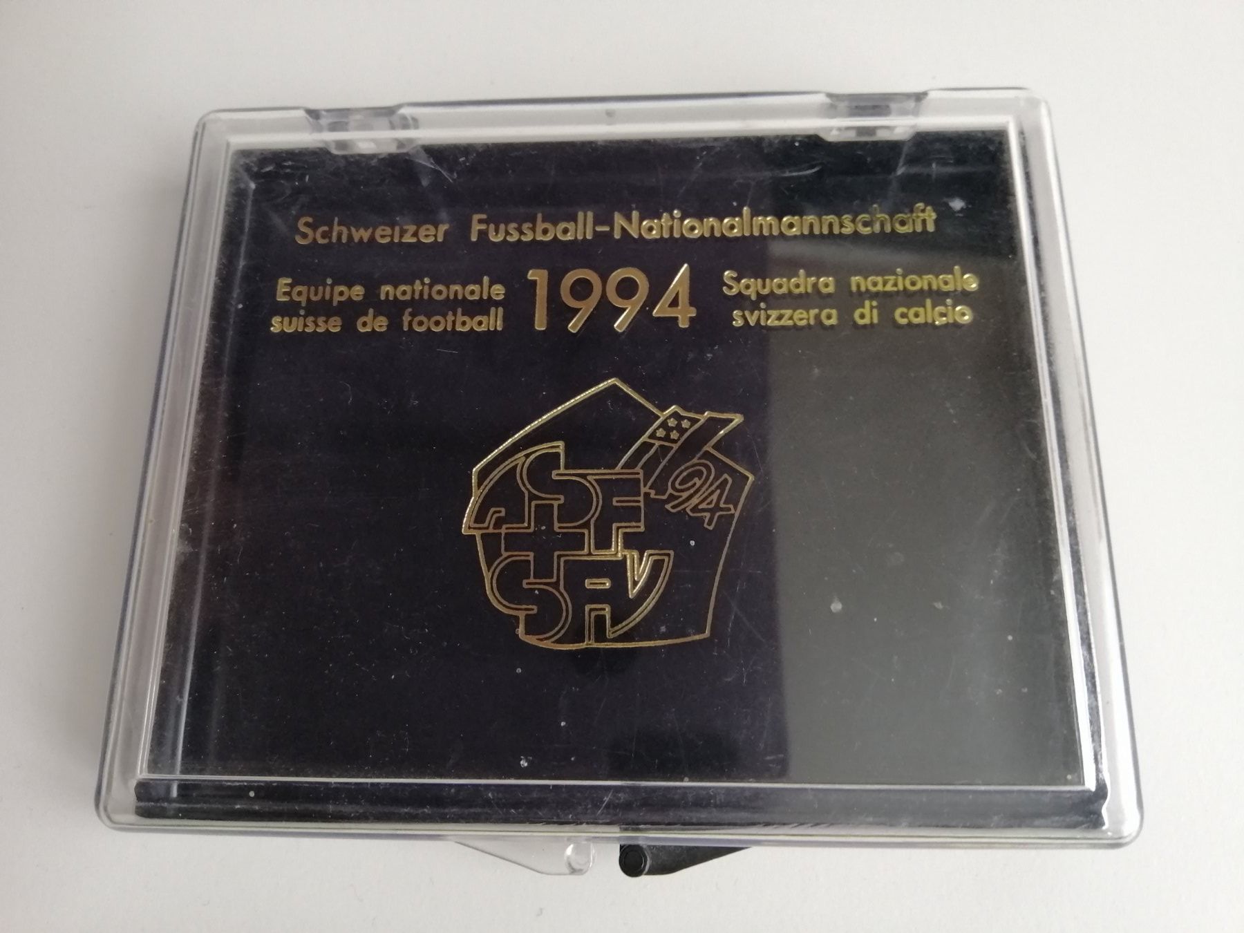 Spille & Fermagli: Fussballpins 5 Stück 1994 – Nuovo e nell'imballaggio originale da Villmergen venduto da MONCHHICHI 1