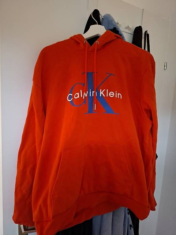 Maglioni & Felpe: Calvin Klein Hoodie – Usato da Pfäffikon SZ venduto da yello13