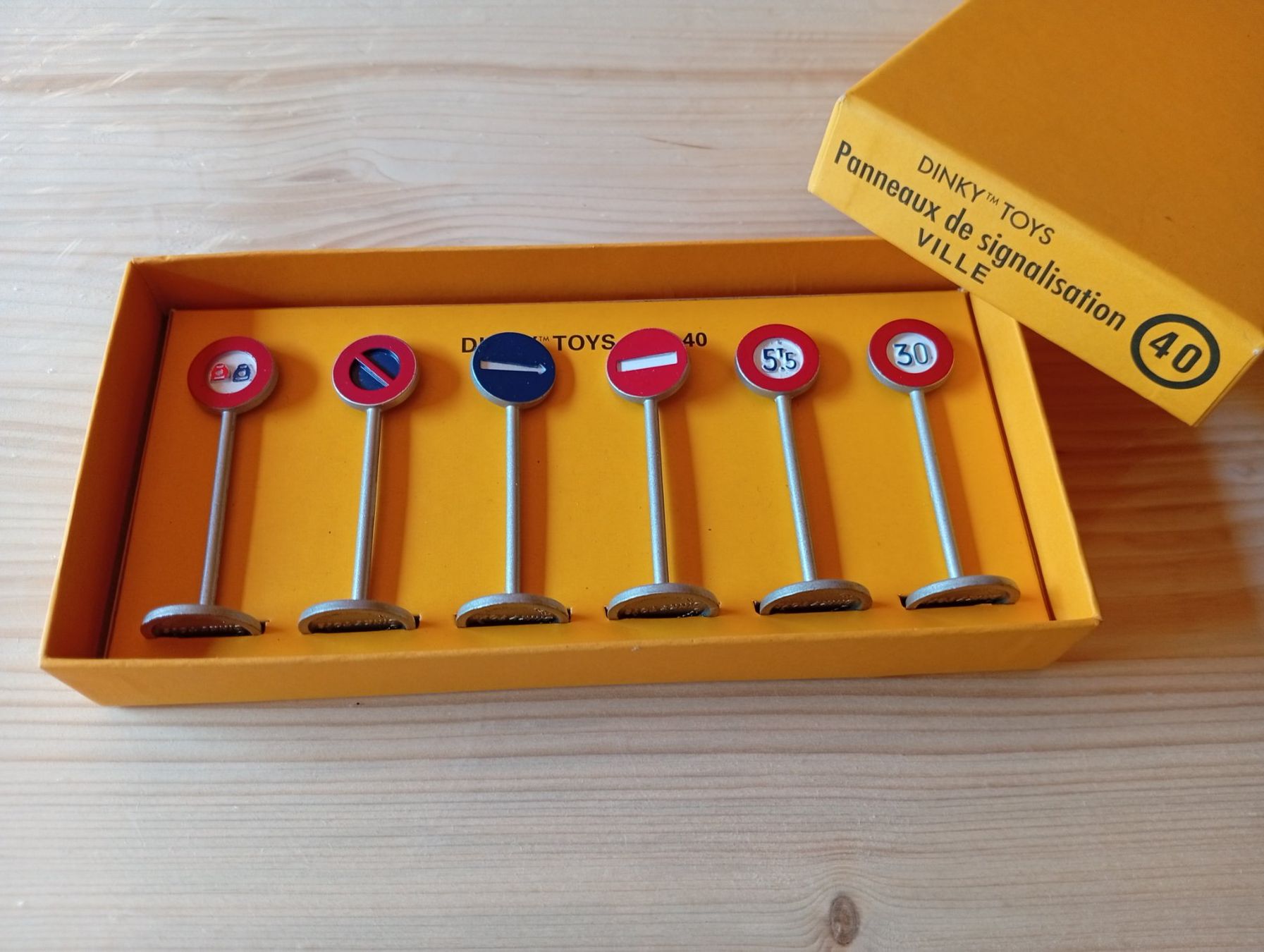 Dinky Toys Modellini d'auto: Dinky Toys – Nuovo e nell'imballaggio originale da Perrefitte venduto da 36B
