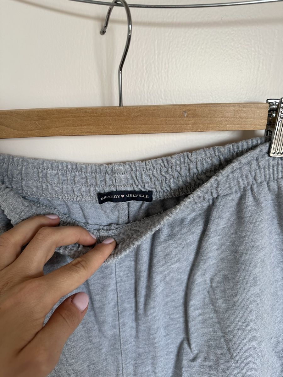 Brandy Melville Pantalons: Brandy Melville Grey Shorts  – D'occasion à Orvin par mboder 1