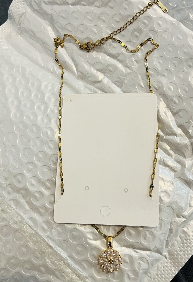 Catenine: Kette mit Anhänger Blüte neu – Nuovo e nell'imballaggio originale da Flüelen venduto da Xnoorzaihabibi