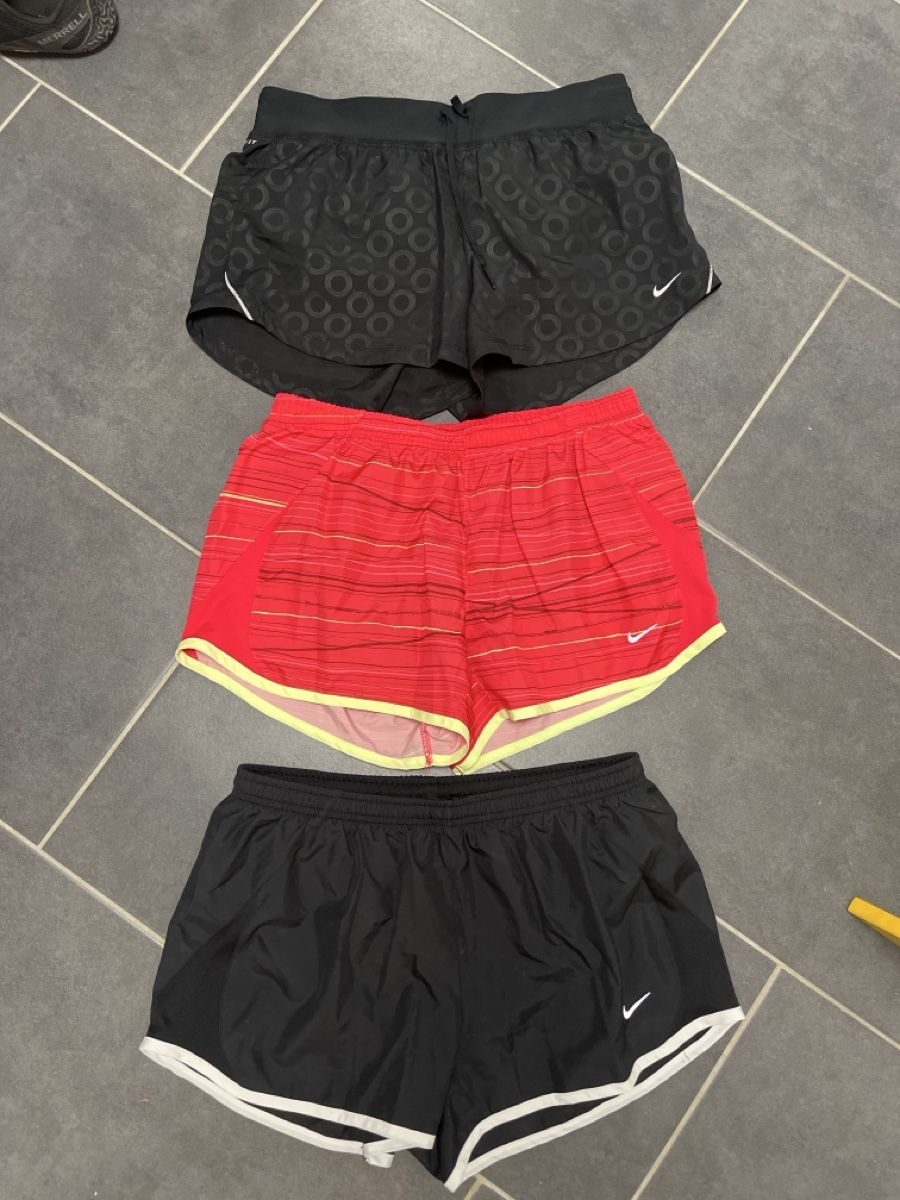 Nike Pantaloni: Nike Shorts Damen gr M – Usato da Pfyn venduto da schwalbe10