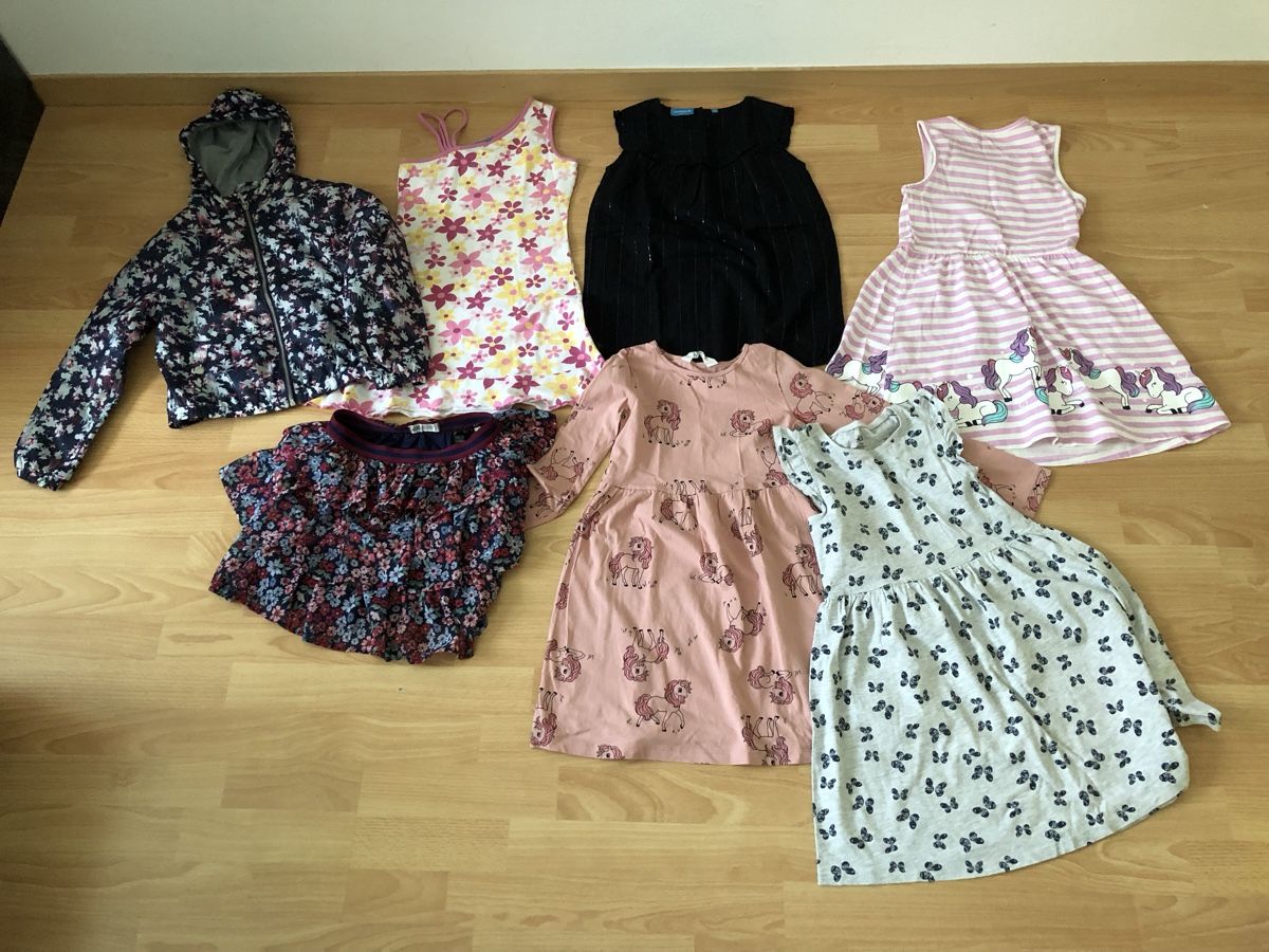 H&M Lotti & Set di vestiti: Mädchen Kleider Set Röcke Gr 122 bis 128 – Usato da Chur venduto da Tsambiko
