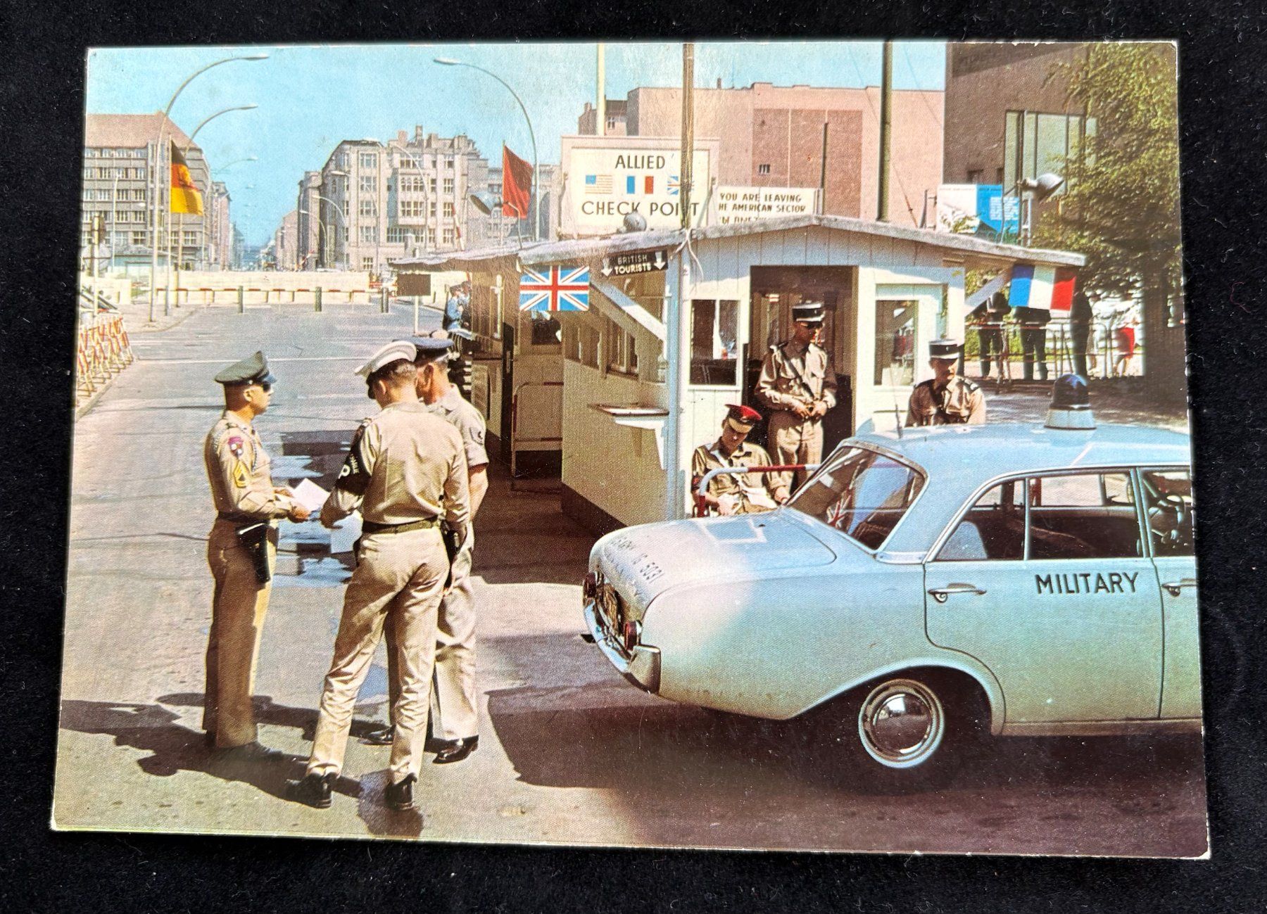 Cartoline postali: BERLIN CHECKPOINT CHARLIE – Usato da Ostermundigen venduto da wini63