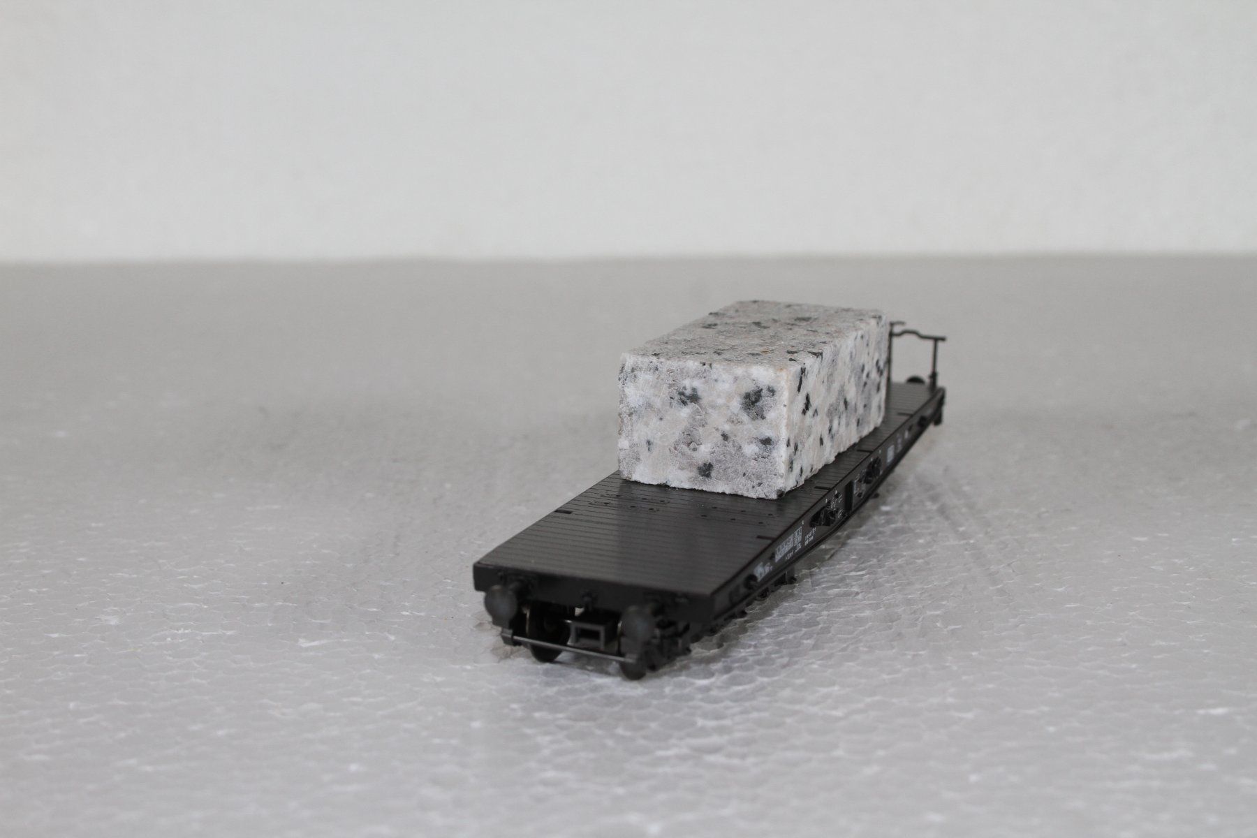 Märklin Modellini di ferrovie: Märklin 48663 DB Schwerlastwagen mit Granitstein – Usato da Triesen venduto da cor_62ts 3